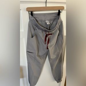 Figs petite small scrub Zamora pant cement